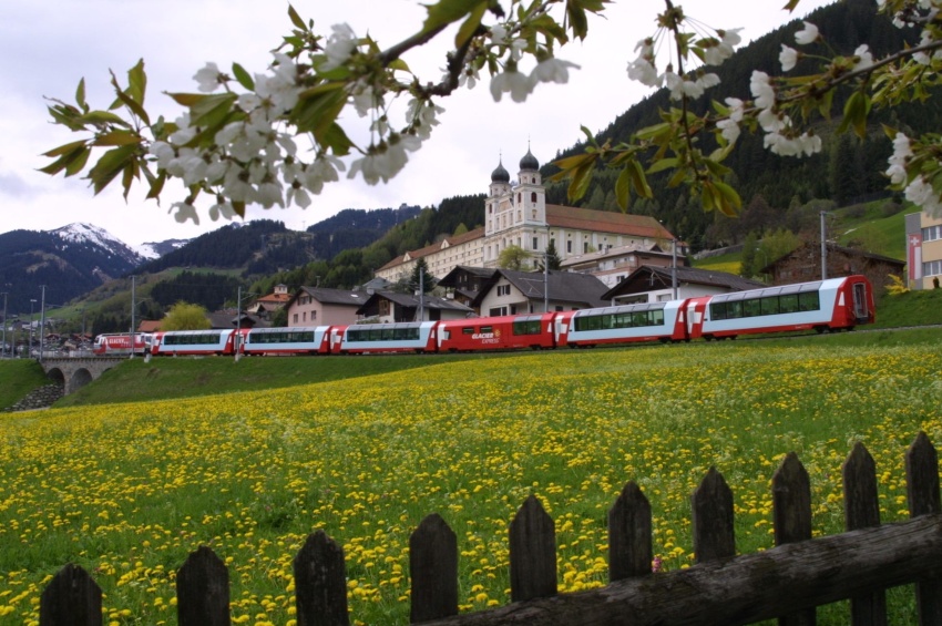 Панорамный поезд в Швейцарии Glacier Express