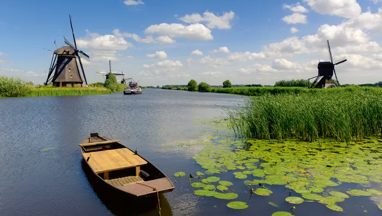 Barque sur le canal à Kinderdijk 