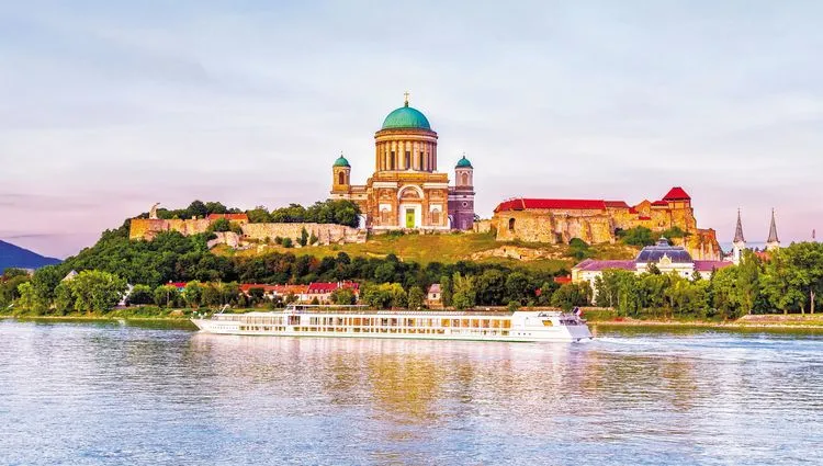 Le MS Symphonie passant à Esztergom 