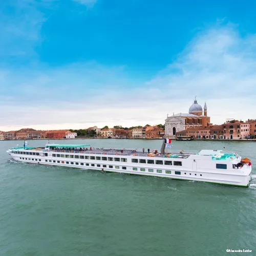 MS Michelangelo en navigation dans la lagune de Venise en Italie, flotte CroisiEurope sur le Pô