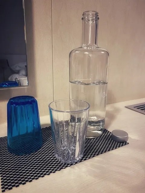 Bouteille et verre en verre 