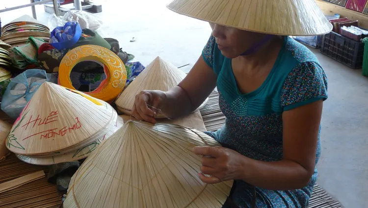 Fabrication de chapeaux asiatiques