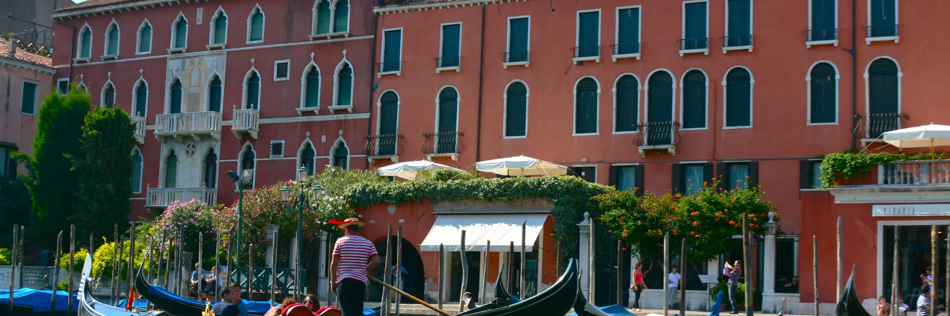 Les gondoles sur le grand canal de Venise 