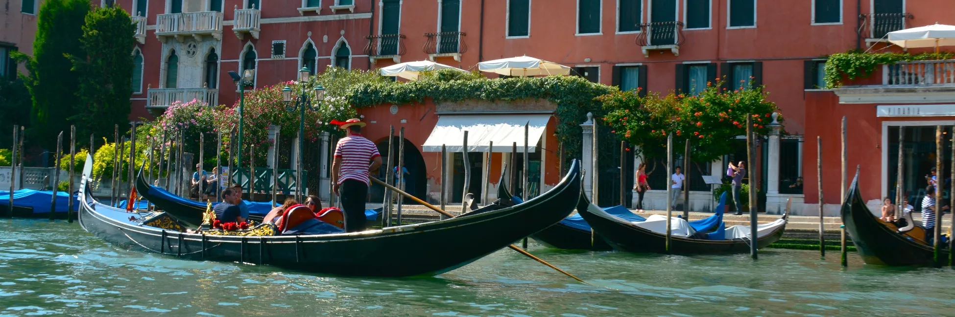 Les gondoles sur le grand canal de Venise 