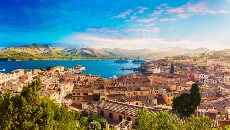 Vue sur l'île d'Elbe à Portoferraio 