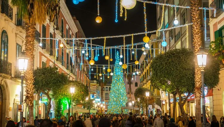 La place du sapin de Noël à Salerne 