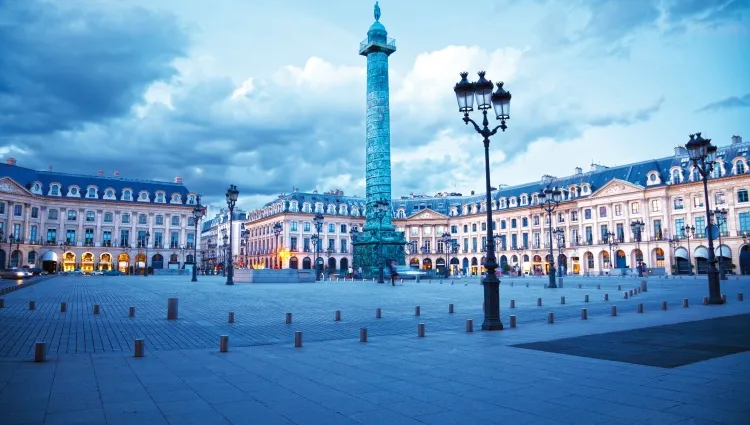 La place Vendôme de nuit à Paris 