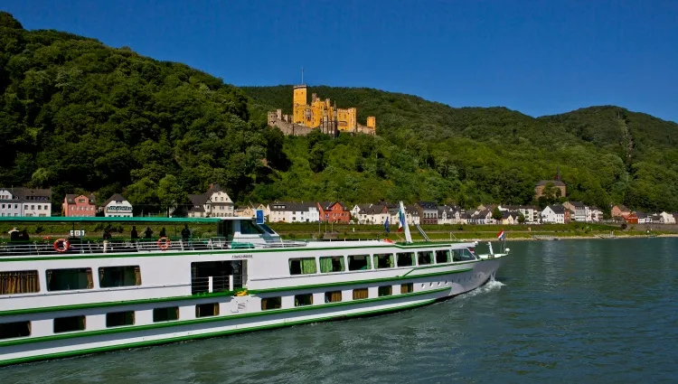 Vue du bateau sur le château de Stolzenfels 