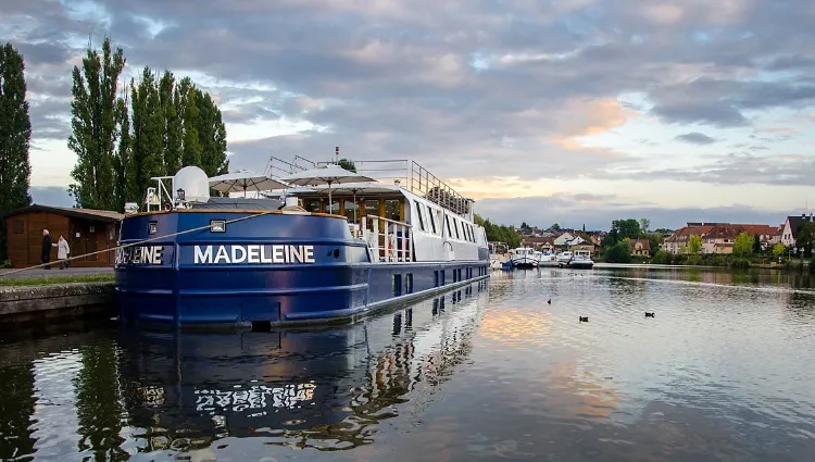 Péniche Madeleine de face