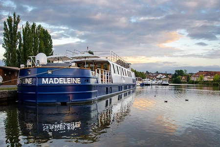 Madeleine vessel front view