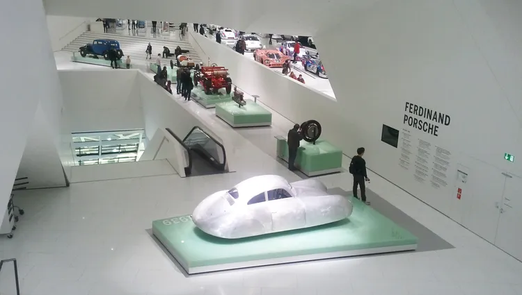 Intérieur du musée Porsche de Stuttgart 
