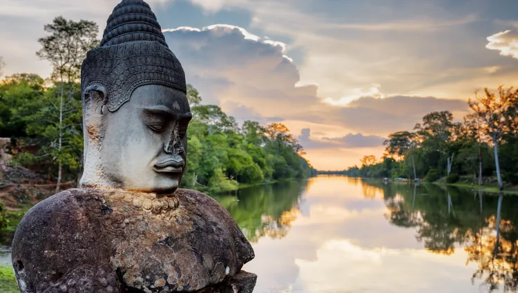 Entrée d'Angkor par une Statue 