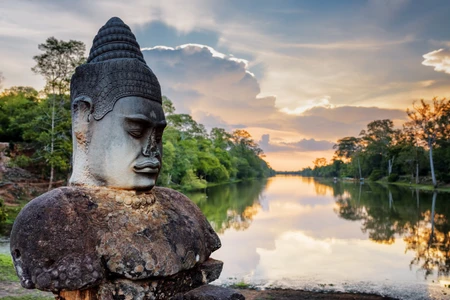 Entrée d'Angkor par une Statue 