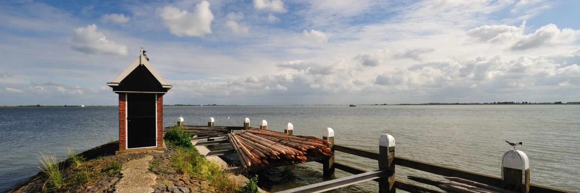 Vue sur le lac Ijsselmeer du port de Volendam