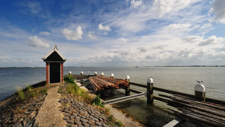 Vue sur le lac Ijsselmeer du port de Volendam