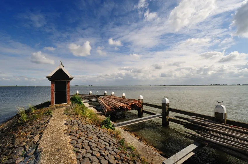 Vue sur le lac Ijsselmeer du port de Volendam