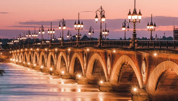 Vue sur le pont de pierre de Bordeaux 