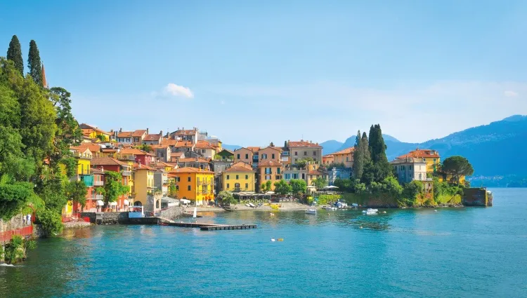 Vue sur le Lac de Côme et son village 