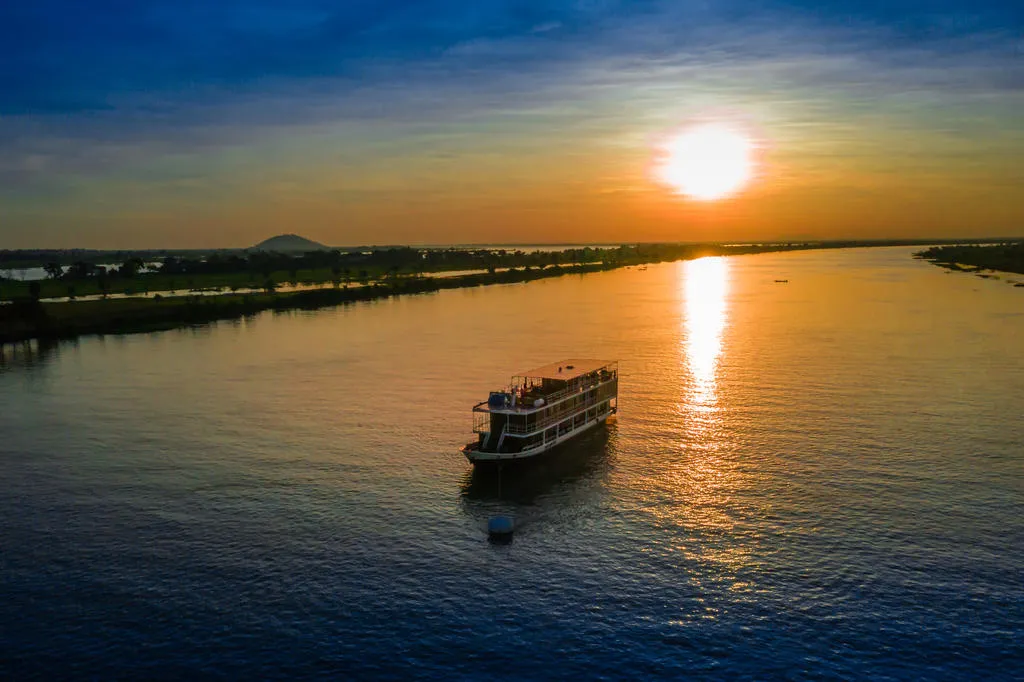 The RV Toum Tiou II is cruising around the Mékong