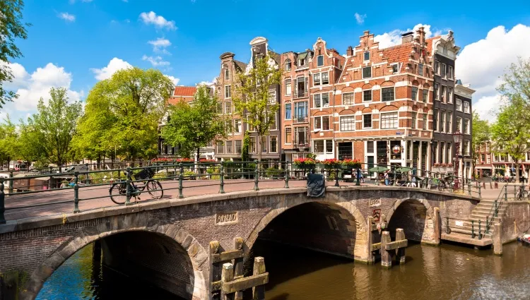 Le pont dans la ville d'Amsterdam