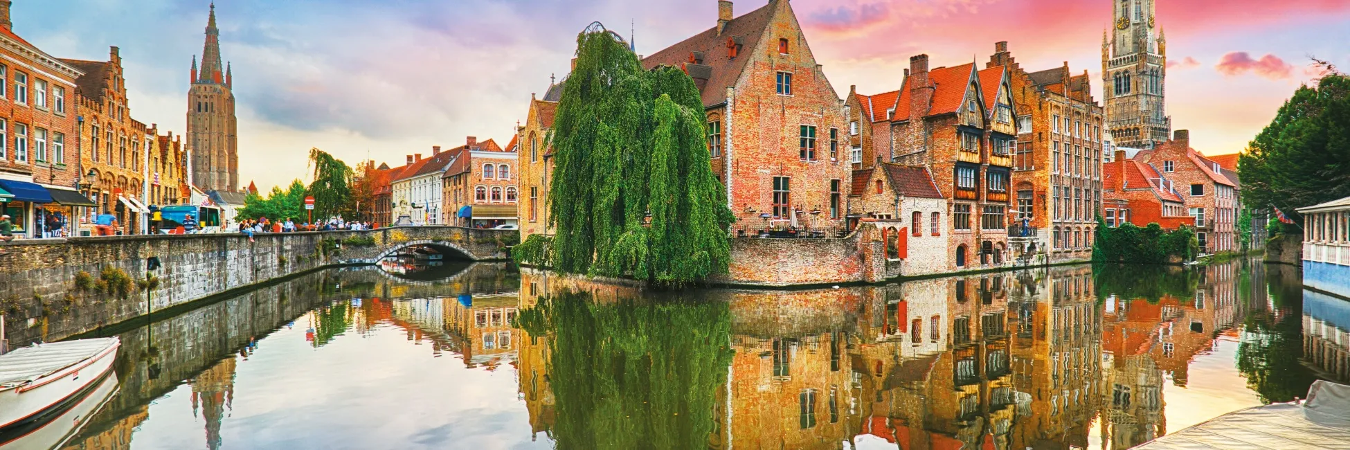 La ville de Bruges entourée par le Rhin 