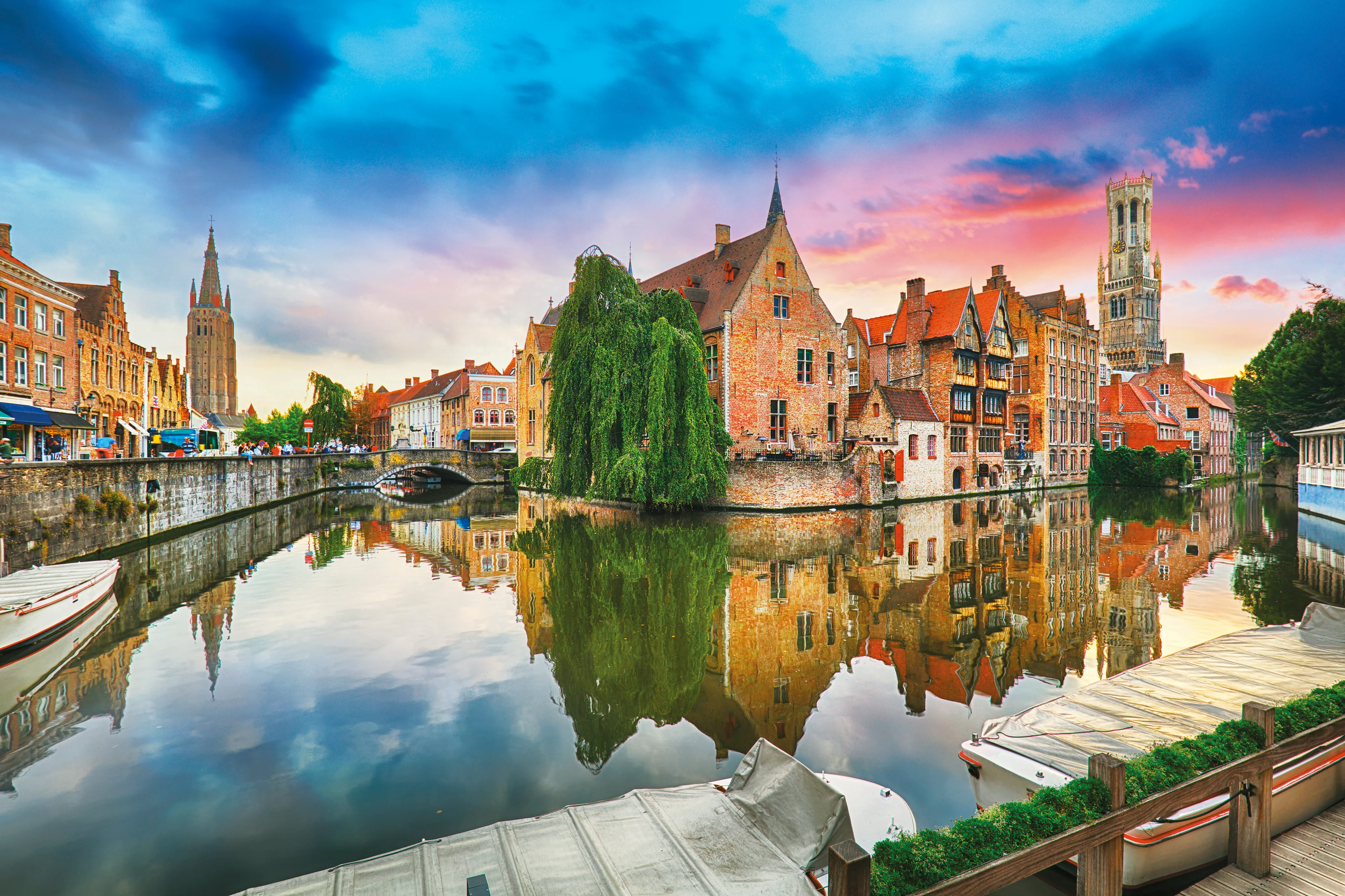 La ville de Bruges entourée par le Rhin 