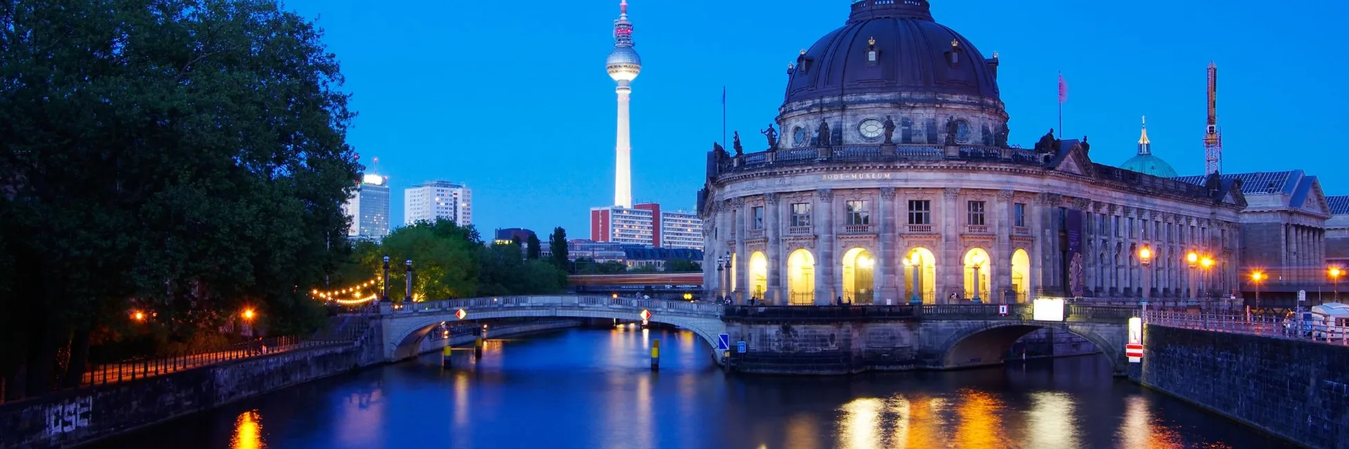 La rivière traversant Berlin de nuit 