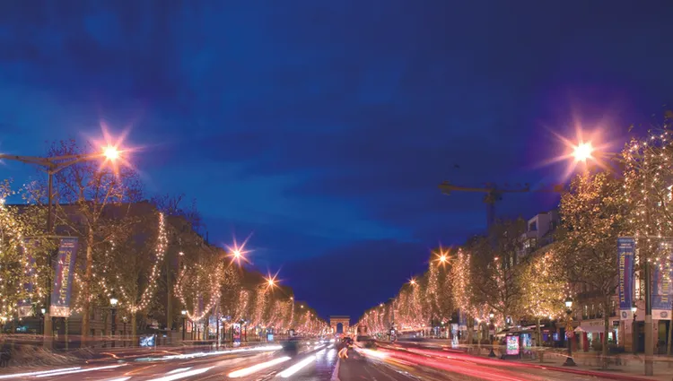 Les Champs Elysées de nuit 