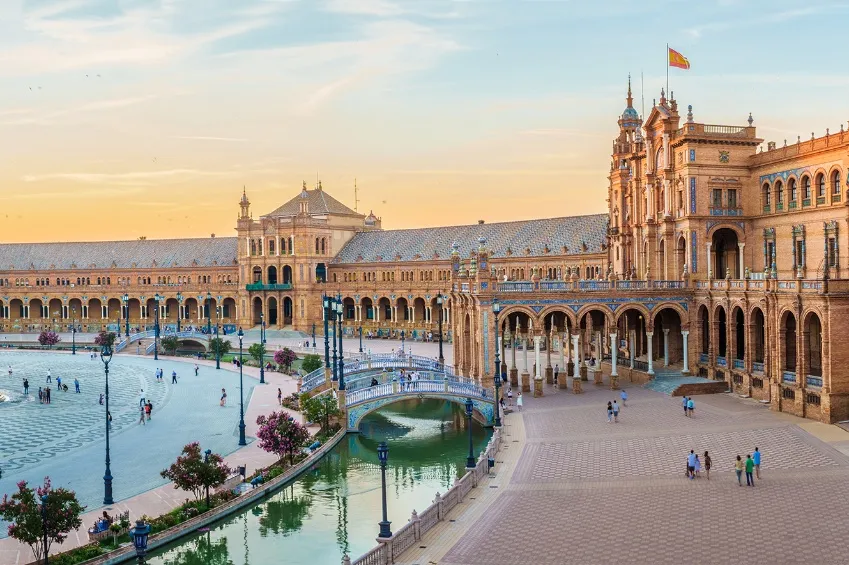 La grandiose place d'Espagne à Séville 