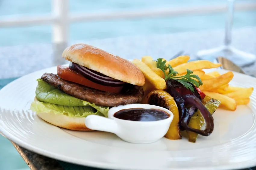 Burger Frites servit sur le pont de La Belle des Océans 