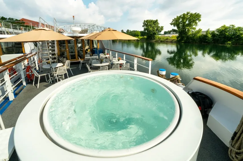 Le jacuzzi sur le pont de la péniche Danièle 