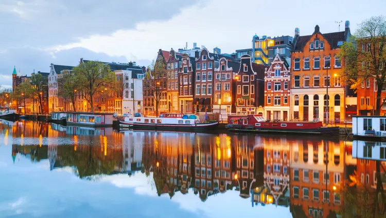 Les maisons au bord du canal d'Amsterdam 