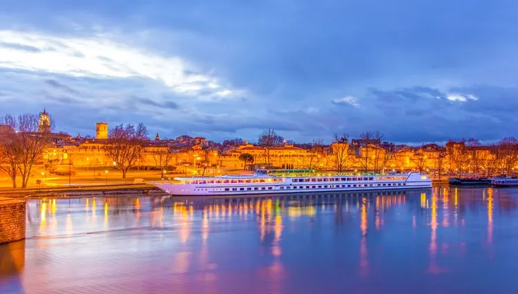 Bateau CroisiEurope traversant Avignon de nuit 