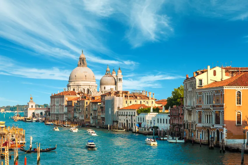 Le grand canal traversant Venise 