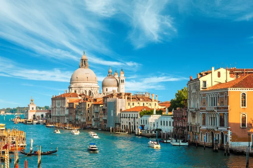 Le grand canal traversant Venise 