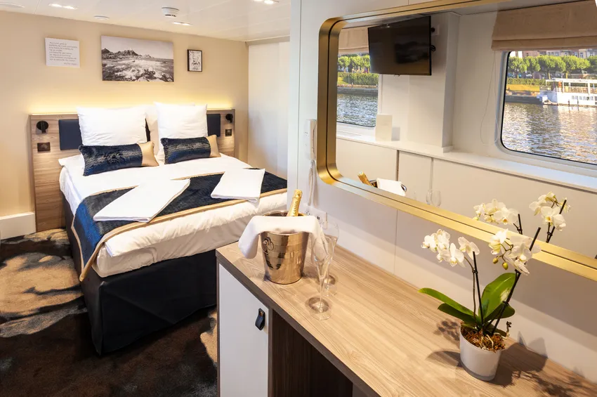 Cabin with a large bed on the main deck 