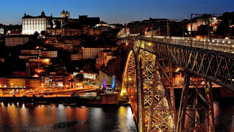 Vue sur Porto de nuit 