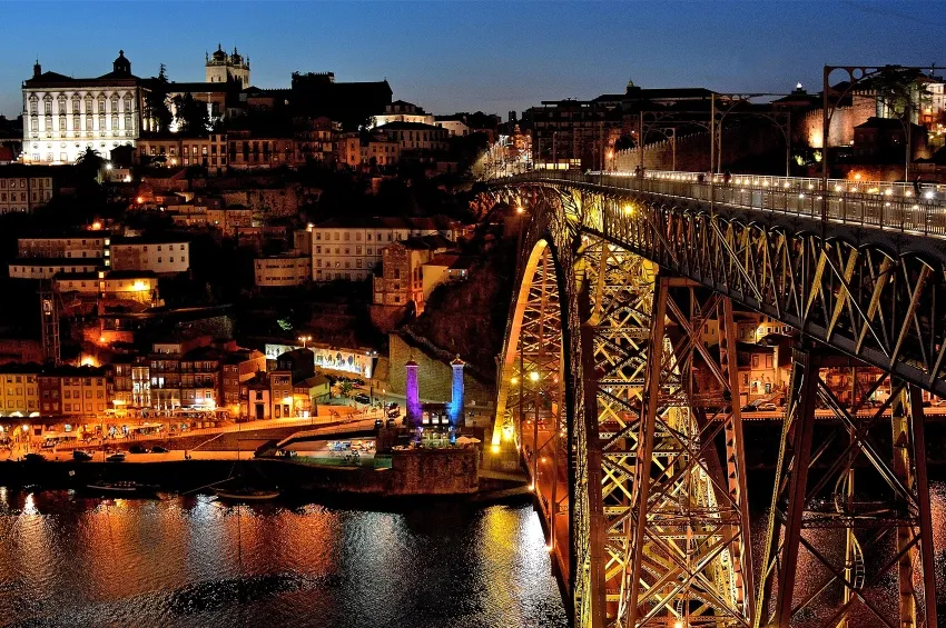 Vue sur Porto de nuit 