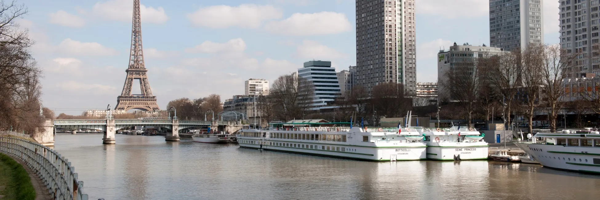 Bateaux CroisiEurope au quai de Grenelle 