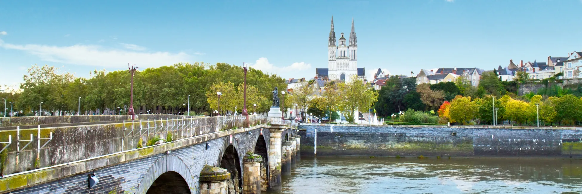 Le pont vers la ville d'Angers 