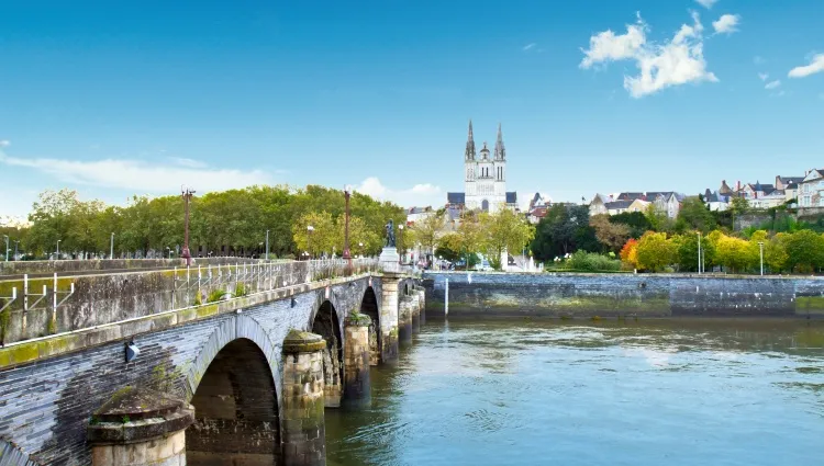 Le pont vers la ville d'Angers 