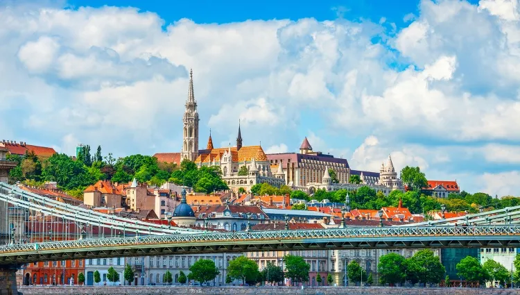 Vue sur la place de Bastion des pêcheurs à Budapest 