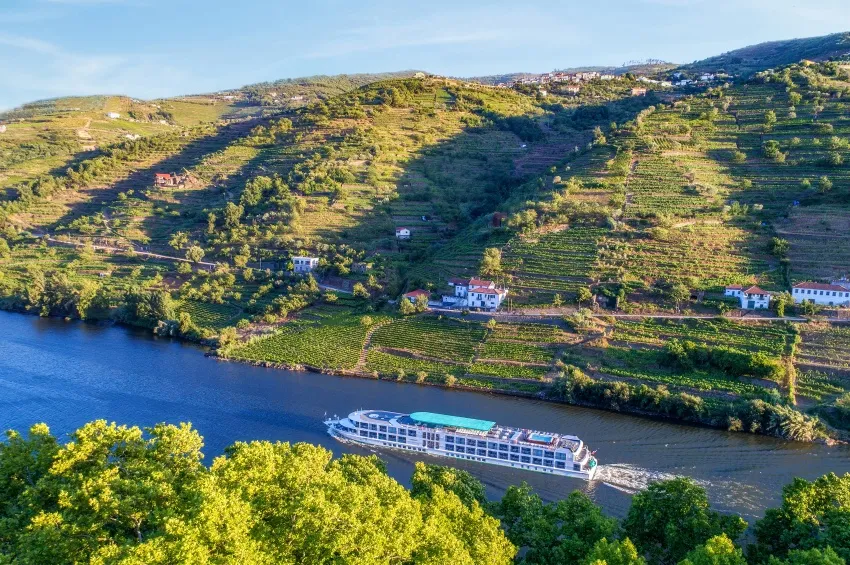 Vue aérienne sur le MS Gil Eanes navigant 