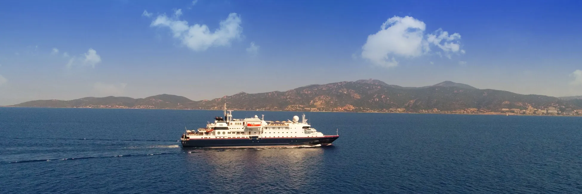 Bateau MV La belle des Océans en navigation proche de la corse