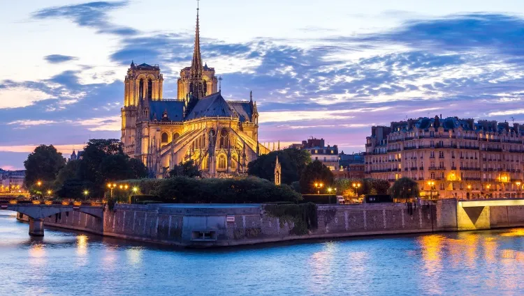 Notre Dame de Paris éclairée de nuit 