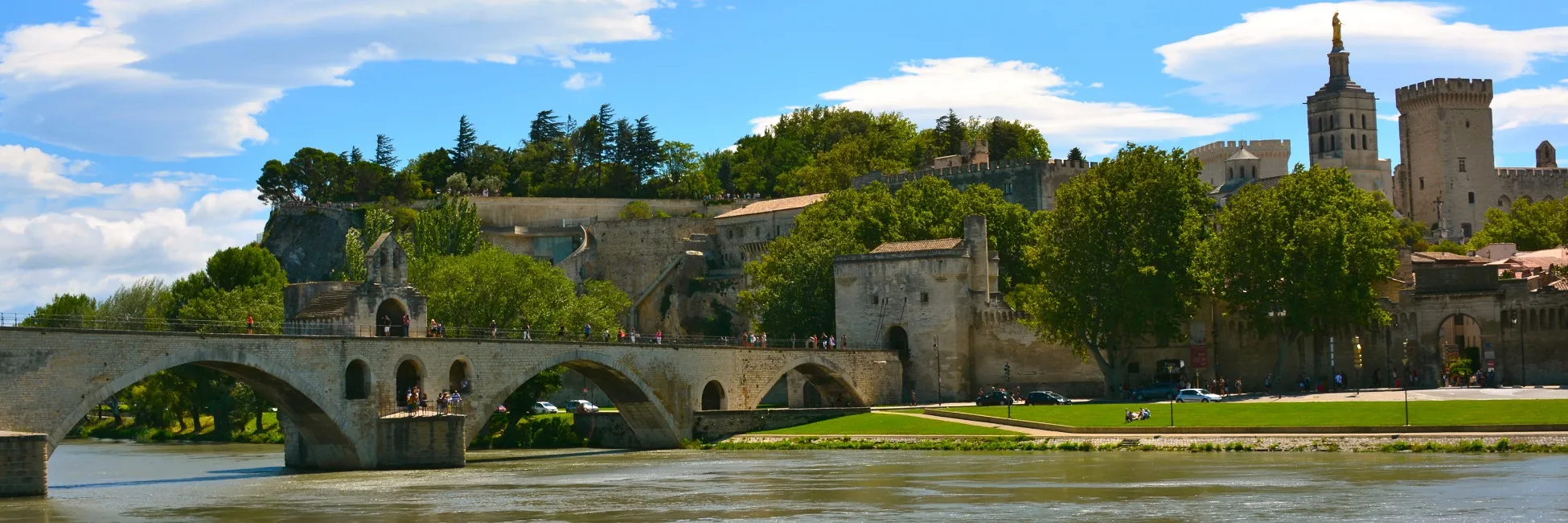 Vue sur le palais des papes d'Avignon 