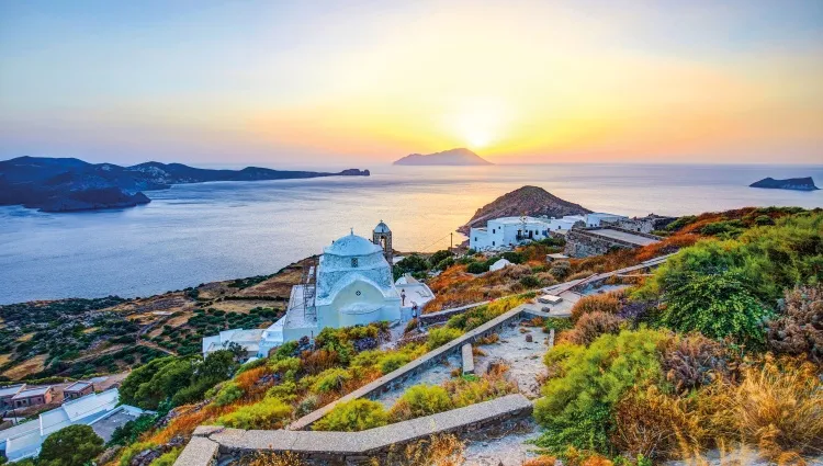 L'île de Milos au coucher du soleil 