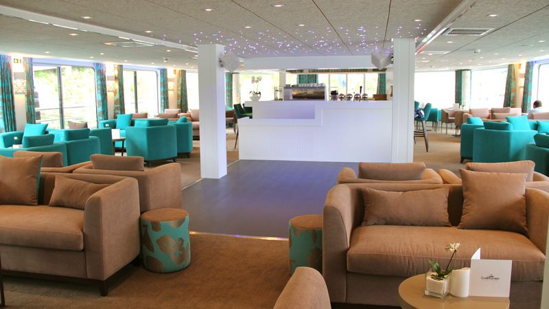 lounge bar with dancefloor