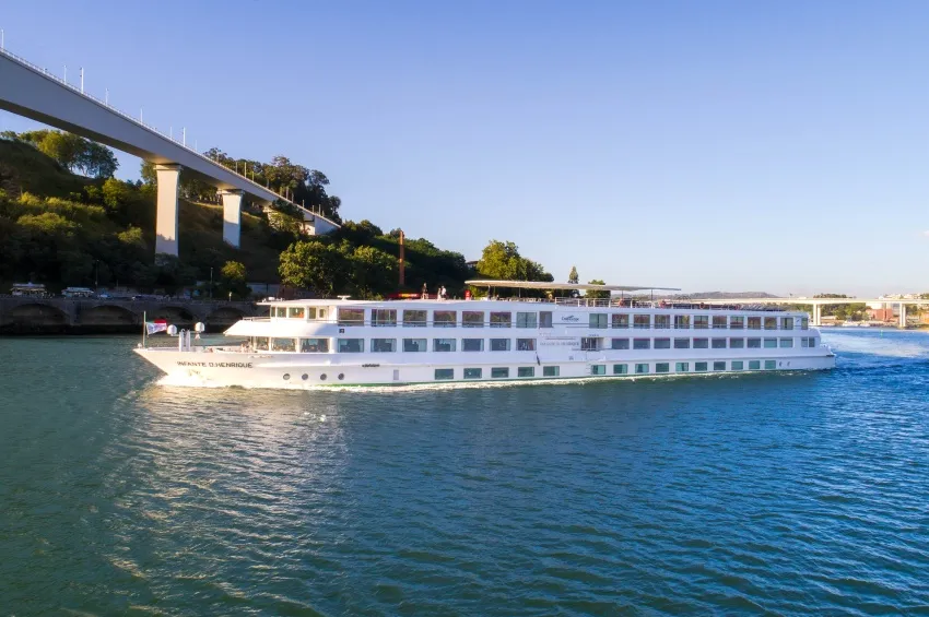 Le MS Infante Don Henrique navigant sur le Douro