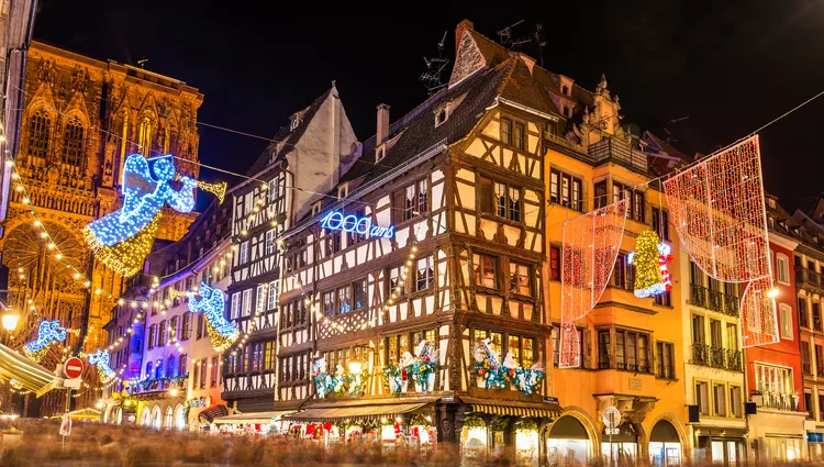 La place de la Cathédrale de Strasbourg illuminée pour Noël 